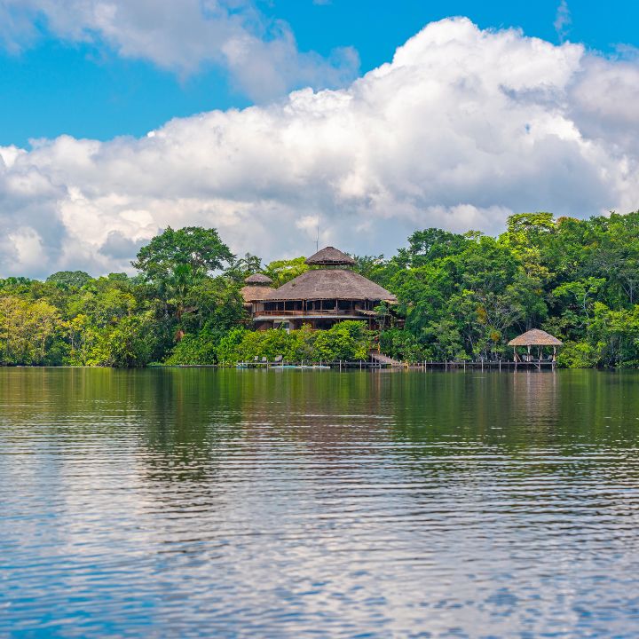 Alójate en un lodge en Iquitos