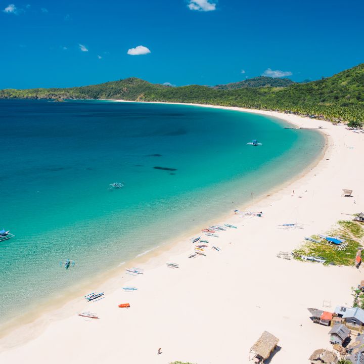 Alquila una moto en El Nido y visita la Playa de Nacpan