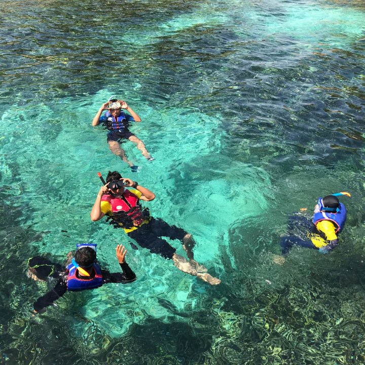 Snorkel en los arrecifes de coral de Tahití