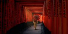 mujer japonesa paseando