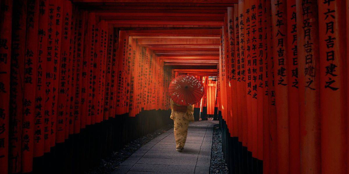 mujer japonesa paseando